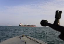 في هذه الصورة الأرشيفية بتاريخ 21 يوليو 2019، يظهر زورق سريع تابع للحرس الثوري الإيراني وهو يوجه سلاحاً نحو ناقلة النفط "ستينا إمبيرو" التي ترفع العلم البريطاني، والتي احتجزها الحرس في مضيق هرمز في 19 يوليو، في ميناء بندر عباس الإيراني. / AP