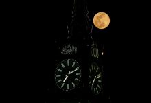 في ساعات المساء، يظهر القمر بدرا كاملا في السماء بجانب برج الساعة الملكي، مما يخلق مشهدا خلابا في مكة المكرمة، المملكة العربية السعودية، في 3 يناير 2026. / Gettyimages.ru