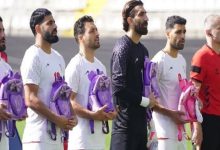 منتخب إيراني يحمل حقائب مدرسية تضامنا مع ضحايا القصف الأمريكي على مدرسة ميناب للأطفال. / مواقع التواصل الاجتماعي