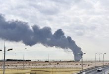 تصاعد الدخان من محيط مطار الكويت الدولي بعد استهداف أحد خزانات الوقود / Gettyimages.ru