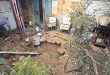 تضرّر مبان في منطقة ريشون لتسيون في تل أبيب بعد سقوط صاروخ عنقودي إيراني- i24