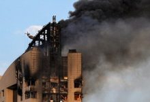 الكويت دخان يتصاعد من مبنى شاهق في مدينة الكويت في 8 مارس / Gettyimages.ru