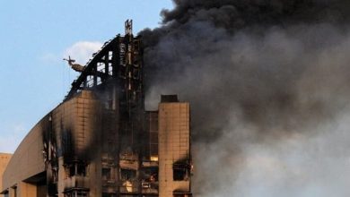 الكويت دخان يتصاعد من مبنى شاهق في مدينة الكويت في 8 مارس / Gettyimages.ru