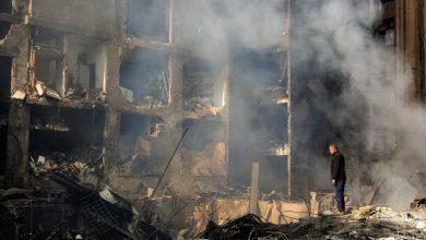 9 أبريل 2026، لبنان، بيروت: رجل ينظر إلى الدمار الذي خلفته الغارات الإسرائيلية على بيروت / Gettyimages.ru