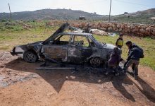 هيكل سيارة متفحمة بعد أن قام مستوطنون إسرائيليون بإحراقها في الضفة الغربية / Gettyimages.ru