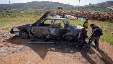 هيكل سيارة متفحمة بعد أن قام مستوطنون إسرائيليون بإحراقها في الضفة الغربية / Gettyimages.ru