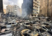 تعمل فرق الإنقاذ في موقع تصاعد الدخان من المواقع المستهدفة عقب الهجمات الإسرائيلية المتزامنة في أنحاء لبنان، في بيروت بتاريخ الأربعاء الماضي. / Gettyimages.ru