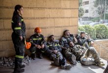 عمال إنقاذ لبنانيون في يستريحون في أحد المواقع بعد العمل في مكان استهدفته غارة إسرائيلية / Globallookpress