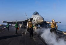 حاملة الطائرات يو إس إس أبراهام لينكولن في البحر الأبيض المتوسط يوم 2 مارس الماضي. / Gettyimages.ru