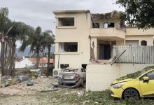 دمار لحق بمبنى في كريات شمونة إثر سقوط صاروخ أُطلق من لبنان / Gettyimages.ru