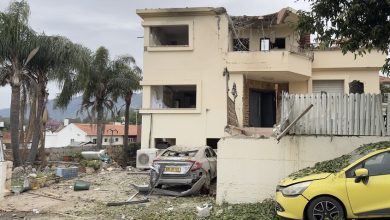 دمار لحق بمبنى في كريات شمونة إثر سقوط صاروخ أُطلق من لبنان / Gettyimages.ru