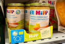 أغذية أطفال من شركة "هيب" معروضة في أحد المتاجر في التشيك، في 19 أبريل 2026. / AP