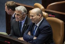 يائير لابيد (في الوسط) ونفتالي بينيت (على اليمين) - صورة أرشيفية / Gettyimages.ru