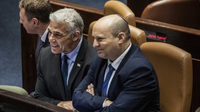 يائير لابيد (في الوسط) ونفتالي بينيت (على اليمين) - صورة أرشيفية / Gettyimages.ru