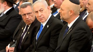 رئيس الوزراء الإسرائيلي بنيامين نتنياهو (وسط). / AP