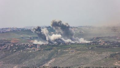 دخان يتصاعد عقب غارة جوية إسرائيلية على قرية جنوب لبنان. / Gettyimages.ru