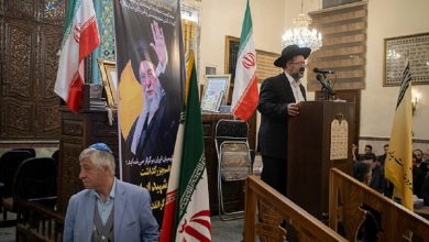 حاخام إيراني يلقي خطابا في مراسم ذكرى مقتل المرشد علي خامنئي في كنيس يهودي وسط طهران - 16 أبريل 202 / Gettyimages.ru