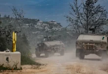 مركبات عسكرية إسرائيلية في طريقها لعبور الحدود مع لبنان (إ.ب.أ)