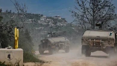 مركبات عسكرية إسرائيلية في طريقها لعبور الحدود مع لبنان (إ.ب.أ)