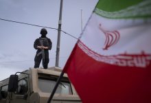 شرطي إيراني مسلح على متن مركبة مدرعة في وسط طهران. / Gettyimages.ru