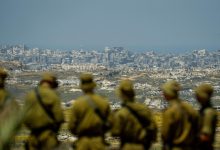 جنود إسرائيليون ينظرون إلى مدينة جباليا المدمرة في قطاع غزة، بالقرب من كيبوتس نير عام - صورة أرشيفية / Gettyimages.ru