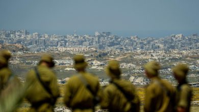 جنود إسرائيليون ينظرون إلى مدينة جباليا المدمرة في قطاع غزة، بالقرب من كيبوتس نير عام - صورة أرشيفية / Gettyimages.ru