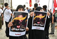 مناصرات لـ"حزب الله" يرفعن صورة داعمة لجرحى تفجيرات البيجر. / Gettyimages.ru