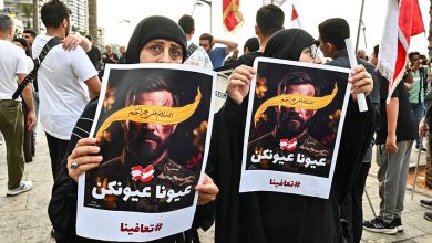مناصرات لـ"حزب الله" يرفعن صورة داعمة لجرحى تفجيرات البيجر. / Gettyimages.ru