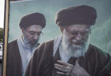 صورة تظهر المرشدين الأعلىين الإيرانيين الراحل والجديد، آية الله علي خامنئي وآية الله مجتبى خامنئي. / Gettyimages.ru
