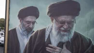 صورة تظهر المرشدين الأعلىين الإيرانيين الراحل والجديد، آية الله علي خامنئي وآية الله مجتبى خامنئي. / Gettyimages.ru