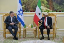 وزير الخارجية الإسرائيلي جدعون ساعر يلتقي برئيس "صومالي لاند" عبد الرحمن محمد عبد الله، في هرجيسا، في 6 يناير 2026. / Gettyimages.ru