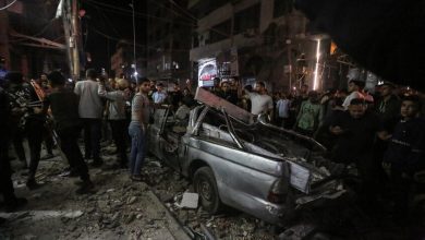 فرق الطوارئ في موقع الغارة الجوية الإسرائيلية التي استهدفت القائد العسكري الجديد للقسام محمد عودة بغزة. / Gettyimages.ru