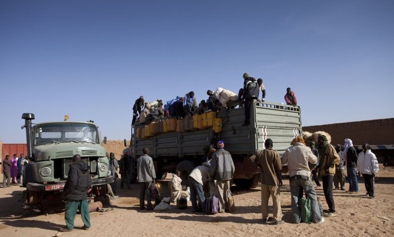 مهاجرون مستعدون لعبور الصحراء - صورة تعبيرية / Gettyimages.ru