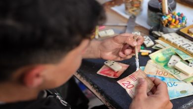 فلسطيني يقوم بإصلاح الأوراق النقدية البالية والتالفة بسبب النقص في العملة الجديدة التي تدخل قطاع غزة منذ بدء العدوان الإسرائيلي على قطاع غزة. / Gettyimages.ru