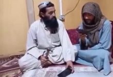 عنصر من حركة "طالبان" يحطم هاتفه بعد صدور قرار حظر الهواتف الذكية / منصة "إكس"