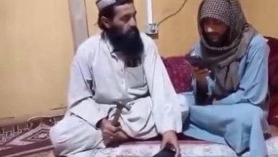 عنصر من حركة "طالبان" يحطم هاتفه بعد صدور قرار حظر الهواتف الذكية / منصة "إكس"