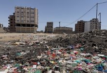 صورة لنفايات متفحمة جزئيا بالقرب من مبان سكنية في مدينة عدن، الميناء الجنوبي في اليمن - 5 يونيو 2026. / Globallookpress