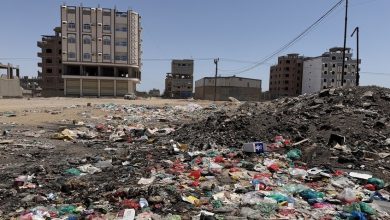 صورة لنفايات متفحمة جزئيا بالقرب من مبان سكنية في مدينة عدن، الميناء الجنوبي في اليمن - 5 يونيو 2026. / Globallookpress