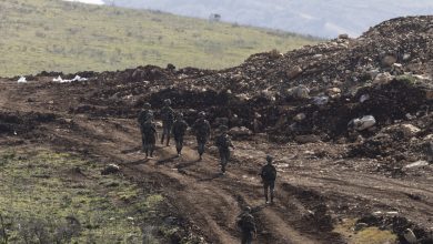 جنود إسرائيليون يسيرون في منطقة حدودية مع لبنان. / Gettyimages.ru