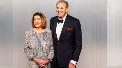 15 مارس 2026: (من اليسار إلى اليمين) النائبة الأمريكية نانسي بيلوسي (ديمقراطية من كاليفورنيا) وبول بيلوسي يحضران حفل فانيتي فير للأوسكار / Gettyimages.ru