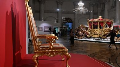 زوار يتجولون في معرض كاترين الأولى داخل قاعة نيكولاس في متحف الأرميتاج بقصر الشتاء في مدينة سان بطرسبورغ الروسية. / Gettyimages.ru