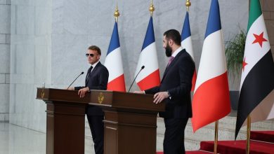 الرئيس السوري أحمد الشرع (يمينا) ونظيره الفرنسي إيمانويل ماكرون (يسارا) خلال مؤتمر صحفي مشترك في قصر الشعب بالعاصمة السورية دمشق. / الرئاسة السورية
