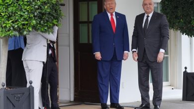 الرئيس الأميركي دونالد ترمب يستقبل الرئيس اللبناني جوزيف عون لدى وصوله إلى البيت الأبيض في واشنطن اليوم الثلاثاء. / AP