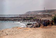 أعداد كبيرة من المهاجرين عبروا سباحة من المغرب إلى سبتة وسط استنفار أمني إسباني / AP
