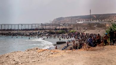 أعداد كبيرة من المهاجرين عبروا سباحة من المغرب إلى سبتة وسط استنفار أمني إسباني / AP