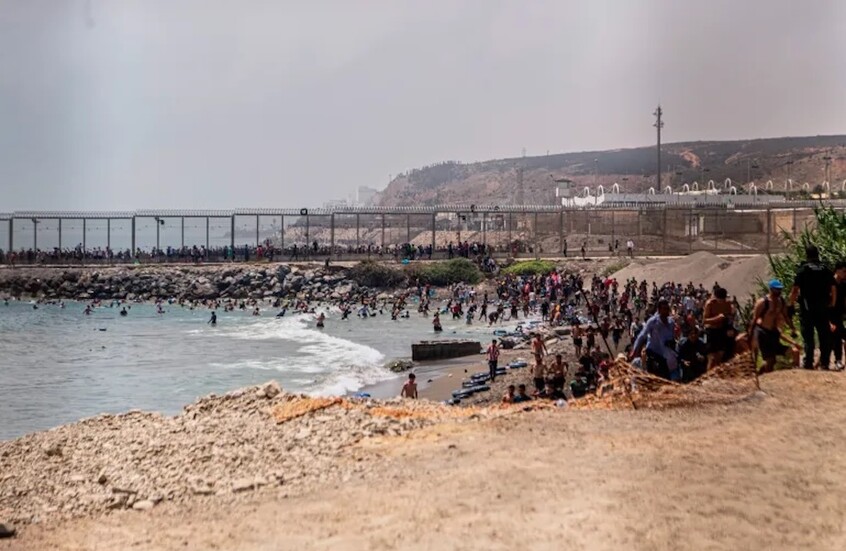 أعداد كبيرة من المهاجرين عبروا سباحة من المغرب إلى سبتة وسط استنفار أمني إسباني / AP