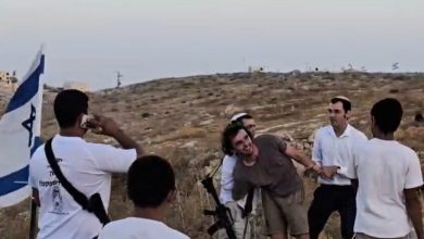 الناشط البريطاني فين جوفين (22 عاما) خلال اعتقاله من قبل مستوطنين في الضفة الغربية، 29 أغسطس 2026. / منصة "إكس"
