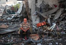 رجل فلسطيني يستريح وسط الأنقاض في موقع غارة إسرائيلية استهدفت منزلا في مدينة غزة، في 30 يوليو 2026. / Gettyimages.ru