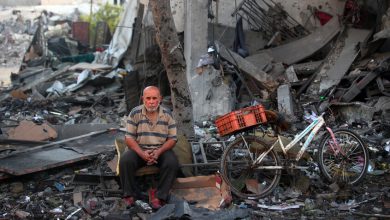 رجل فلسطيني يستريح وسط الأنقاض في موقع غارة إسرائيلية استهدفت منزلا في مدينة غزة، في 30 يوليو 2026. / Gettyimages.ru
