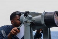 عنصر من البحرية الأمريكية على متن المدمرة "يو إس إس جون فين" خلال تنفيذ الحصار البحري على إيران / سنتكوم
